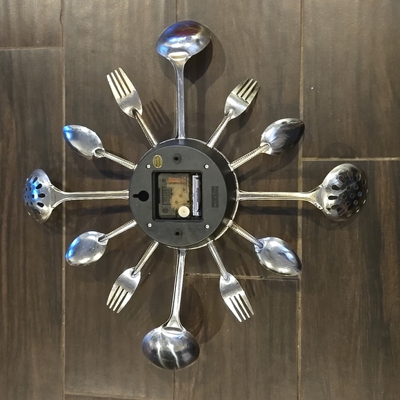 Kitchen  Metal Cutlery Utensil Spoon Fork Wall Clock 17”x17” - Picture 4 of 4